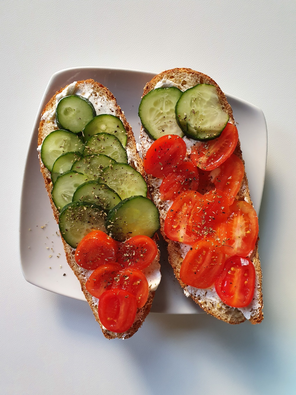 Tostadas con queso cottage, pepino y tomate