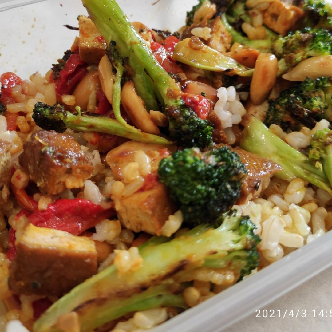Ensalada de arroz y tofu