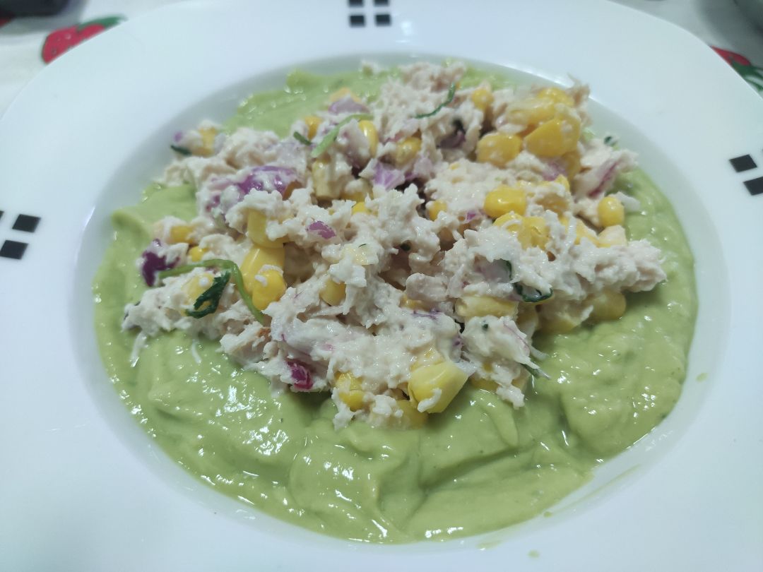 Crema fría de aguacate y manzana con ensalada de pollo Crema fría de aguacate y manzana con ensalada de pollo