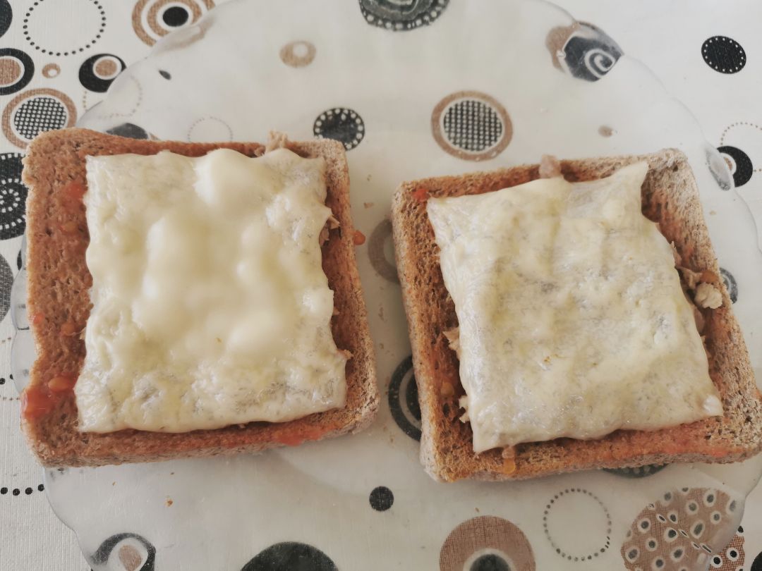 Tostadas con atún y queso Tostadas con atún y queso
