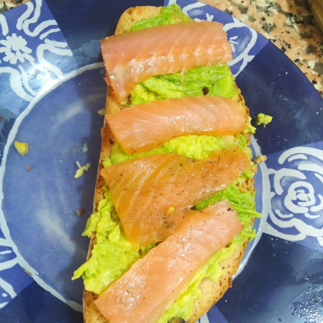 Tostada de aguacate y salmón ahumado