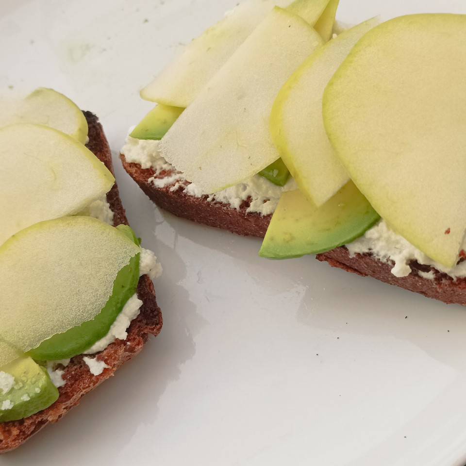 Tostas caseras de centeno y teff con queso crema natural, aguacate y manzana golden. Tostas caseras de centeno y teff con queso crema natural, aguacate y manzana golden.