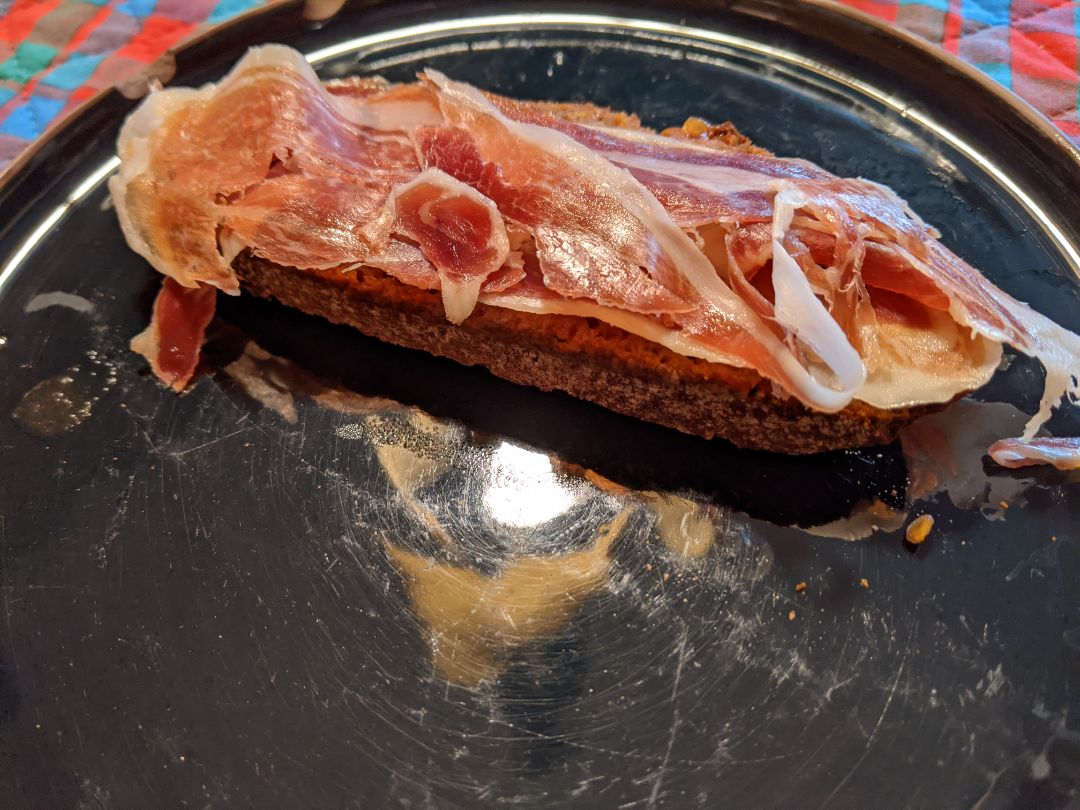 Esmorzar: pà amb tomàquet i pernil salat Esmorzar: pà amb tomàquet i pernil salat