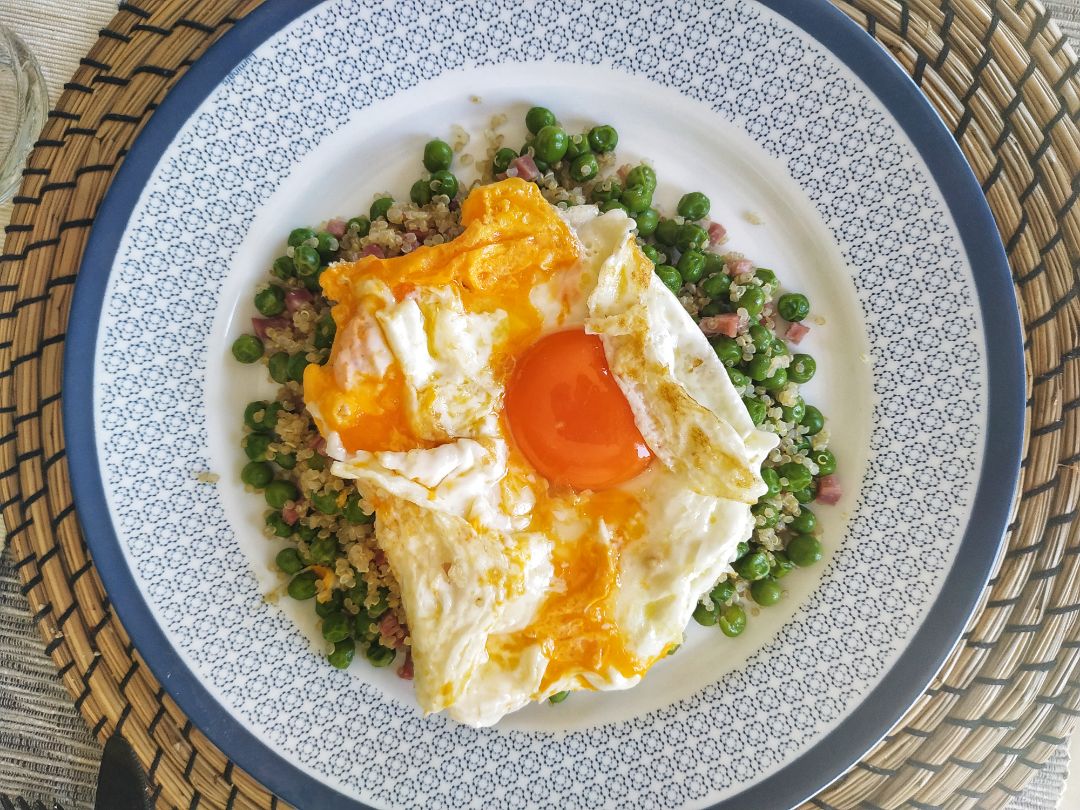 Guisantes con quinoa y huevo