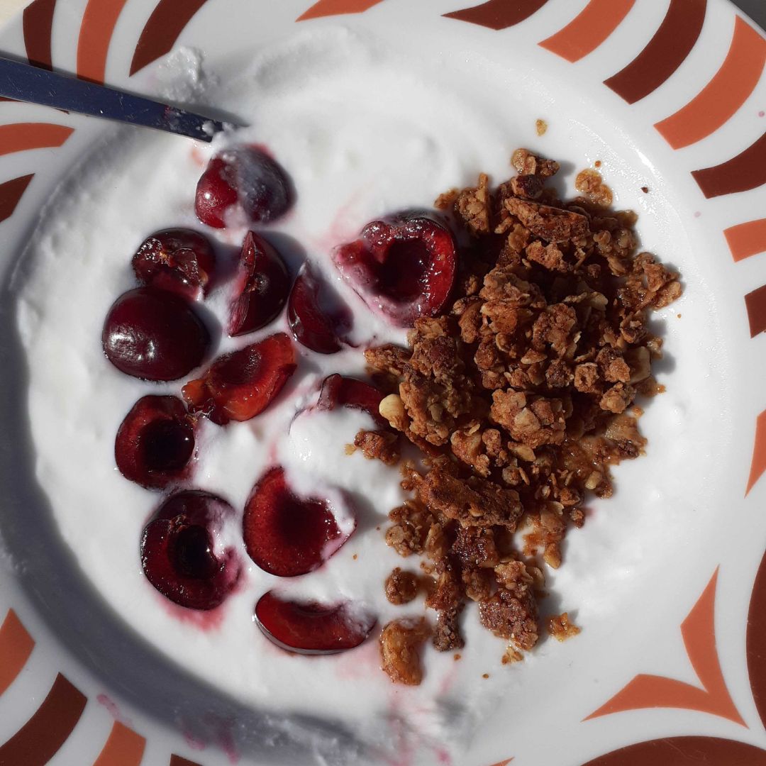 Yogur con cerezas y granola Yogur con cerezas y granola