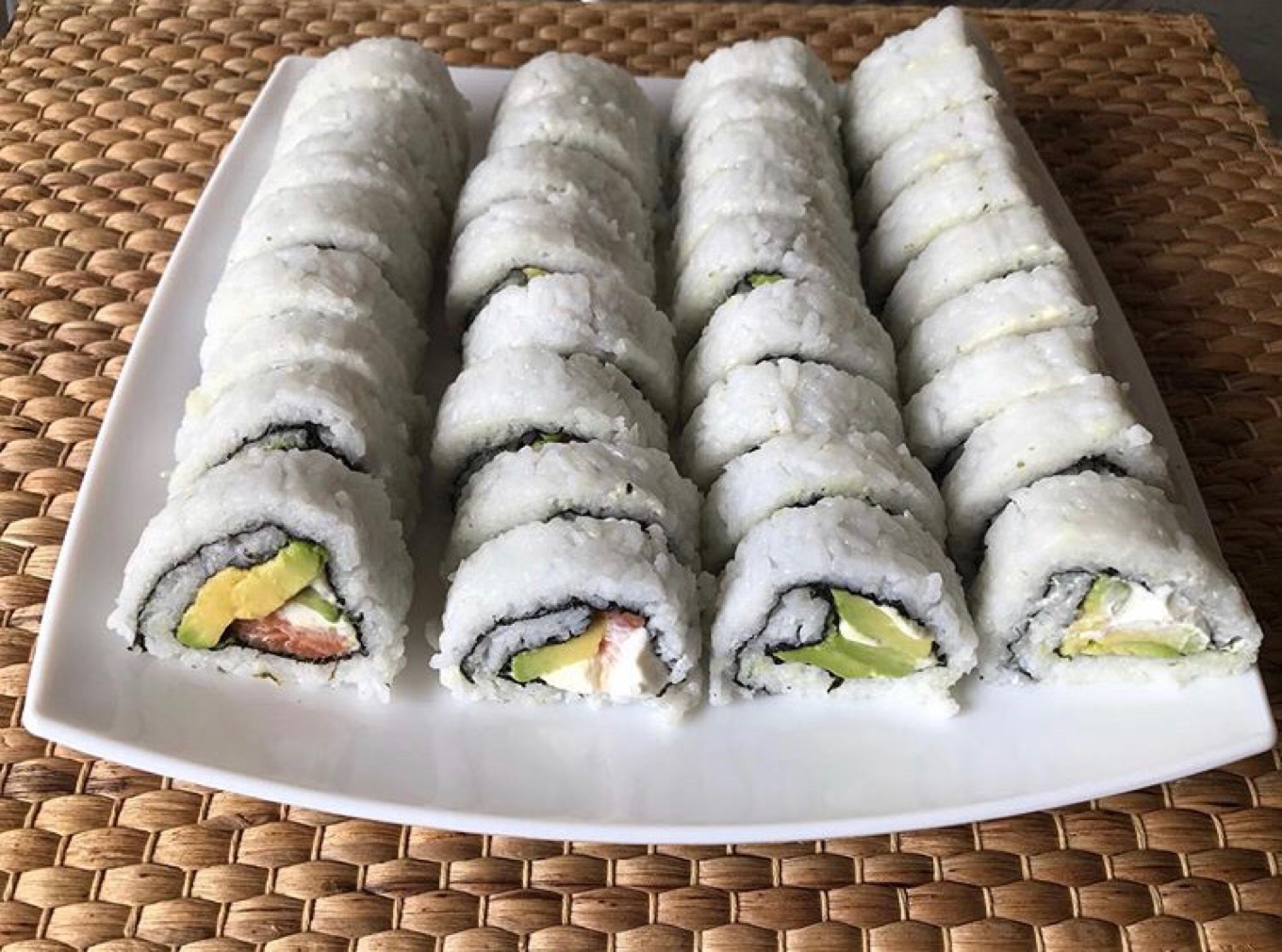 Sushi de aguacate, queso crema y salmón
