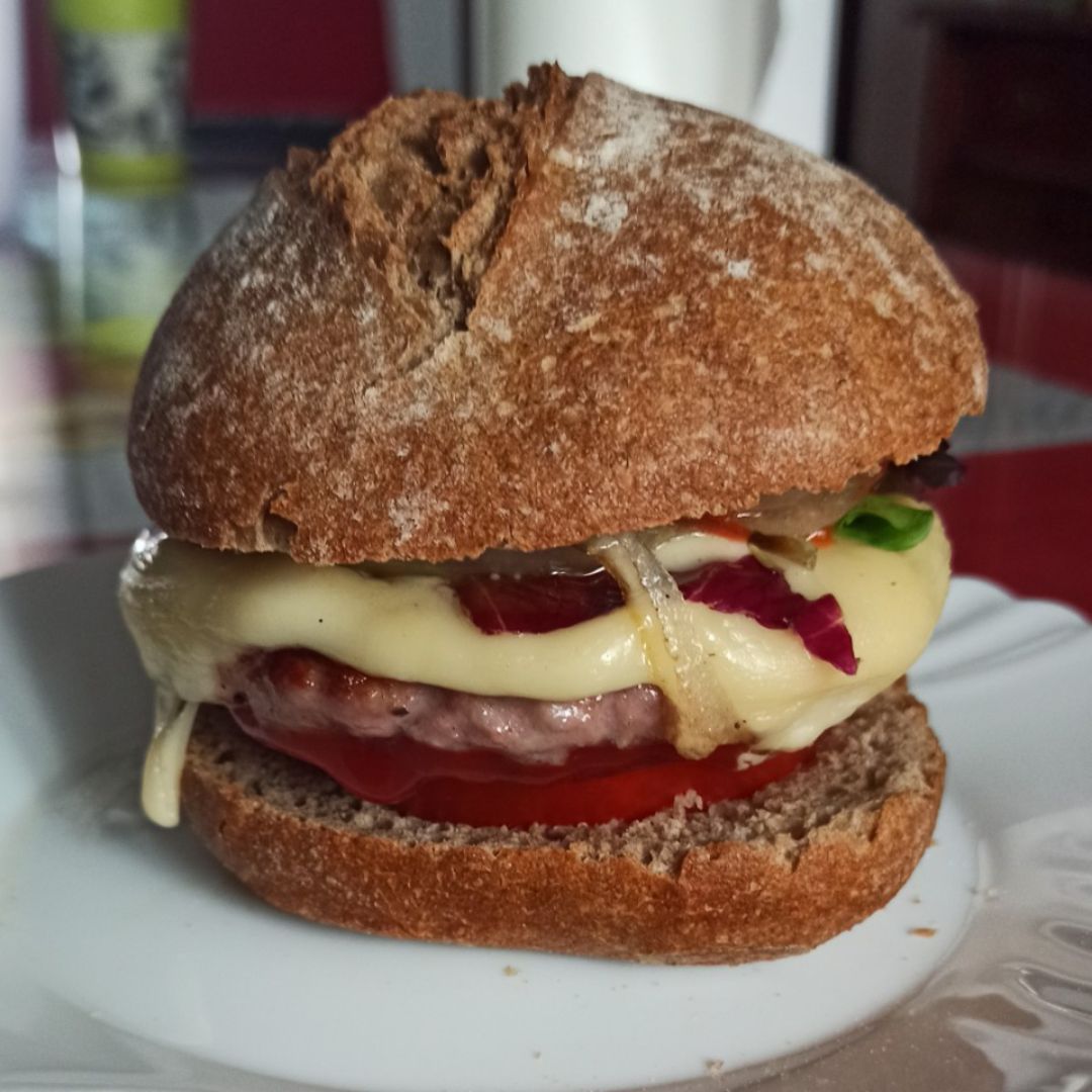 Hamburguesa mixta en pan de centeno Hamburguesa mixta en pan de centeno