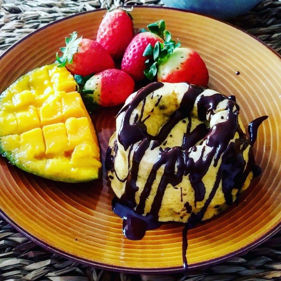 Mugcake de requesón y mango con chocolate Mugcake de requesón y mango con chocolate