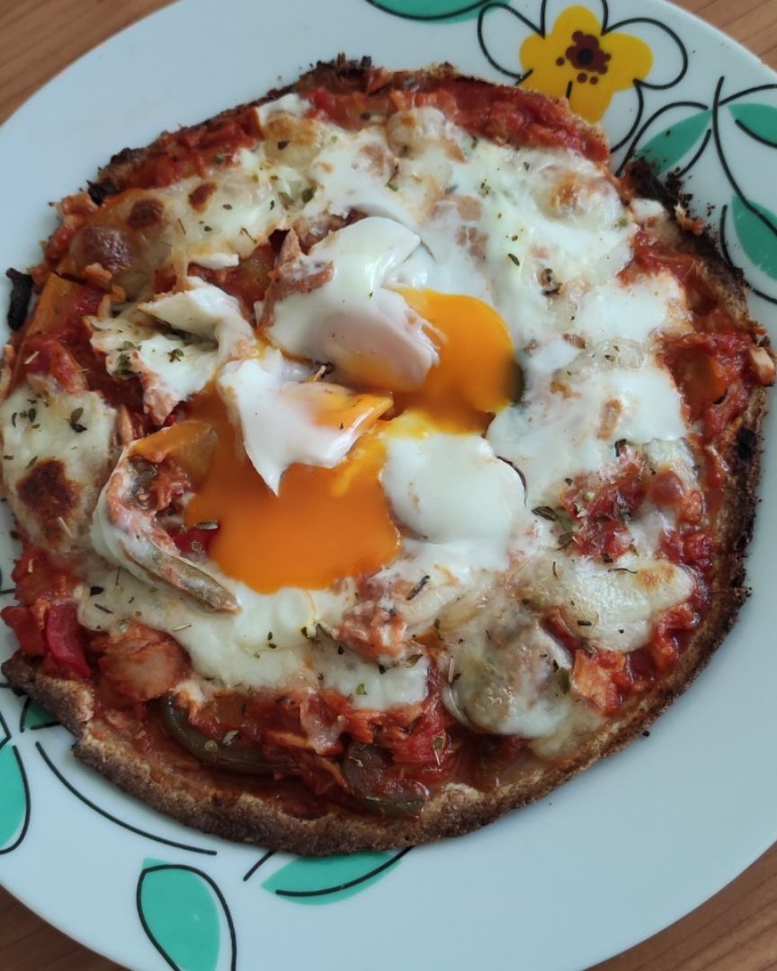 Fajipizza de atún, verduras y huevo. Fajipizza de atún, verduras y huevo.