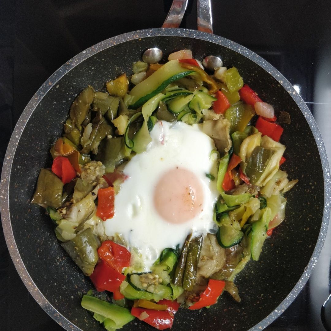 Huevo con verduras