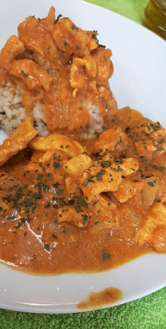 Arroz integral con pollo al curry y coco