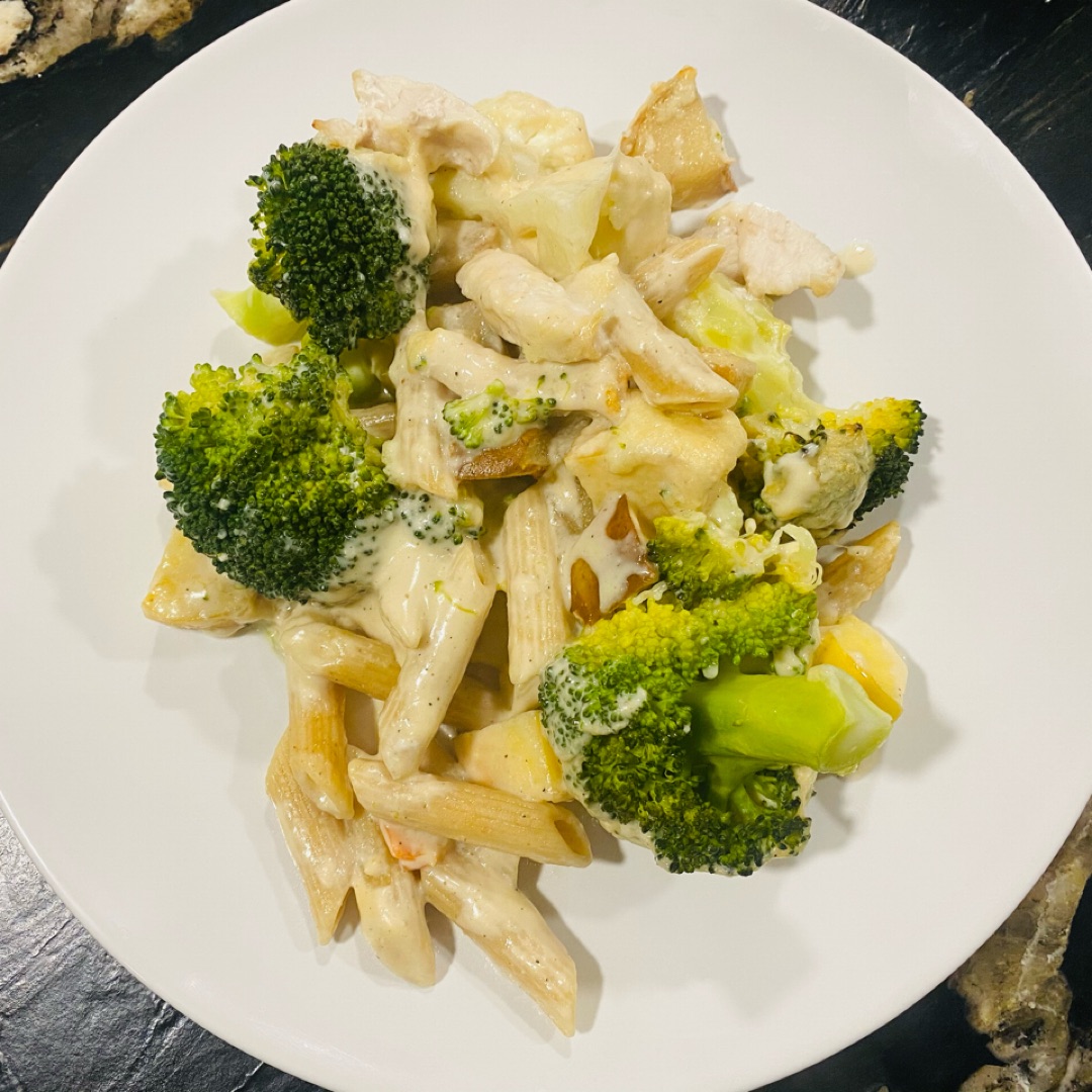 Pasta con brócoli, pera y pollo