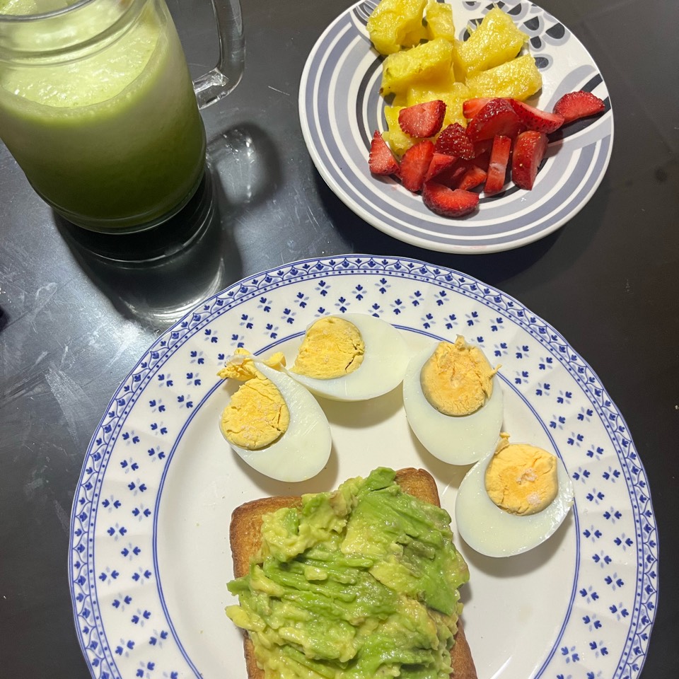Pan tostado con aguacate y huevo Pan tostado con aguacate y huevo