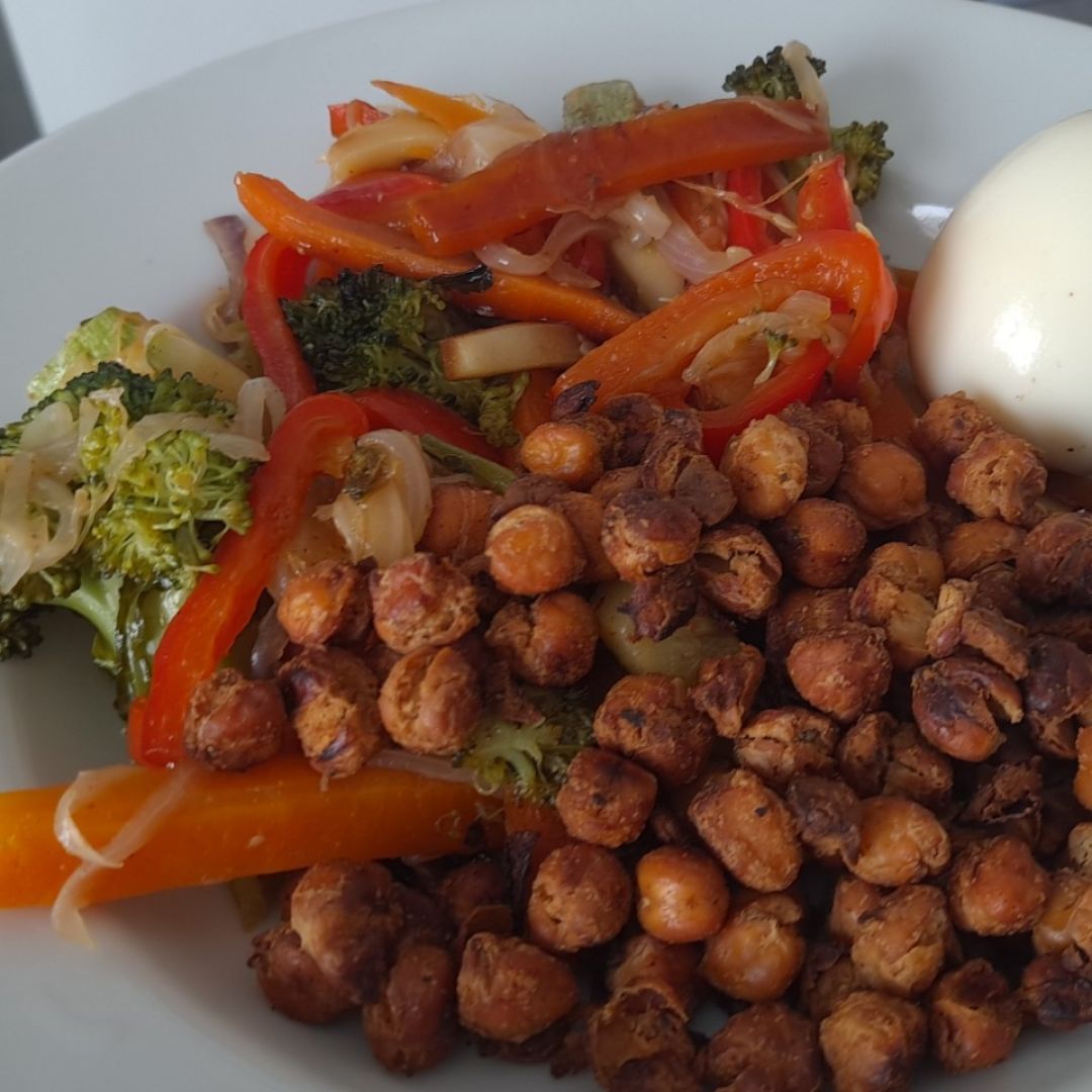Verduras al wok con huevo y garbanzos crujientes!