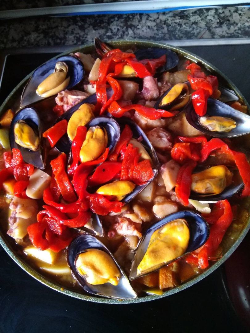 Cazuela de verduras con pulpo y mejillones