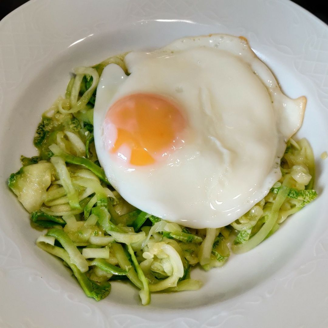 Espaguetis de calabacín con huevo Espaguetis de calabacín con huevo