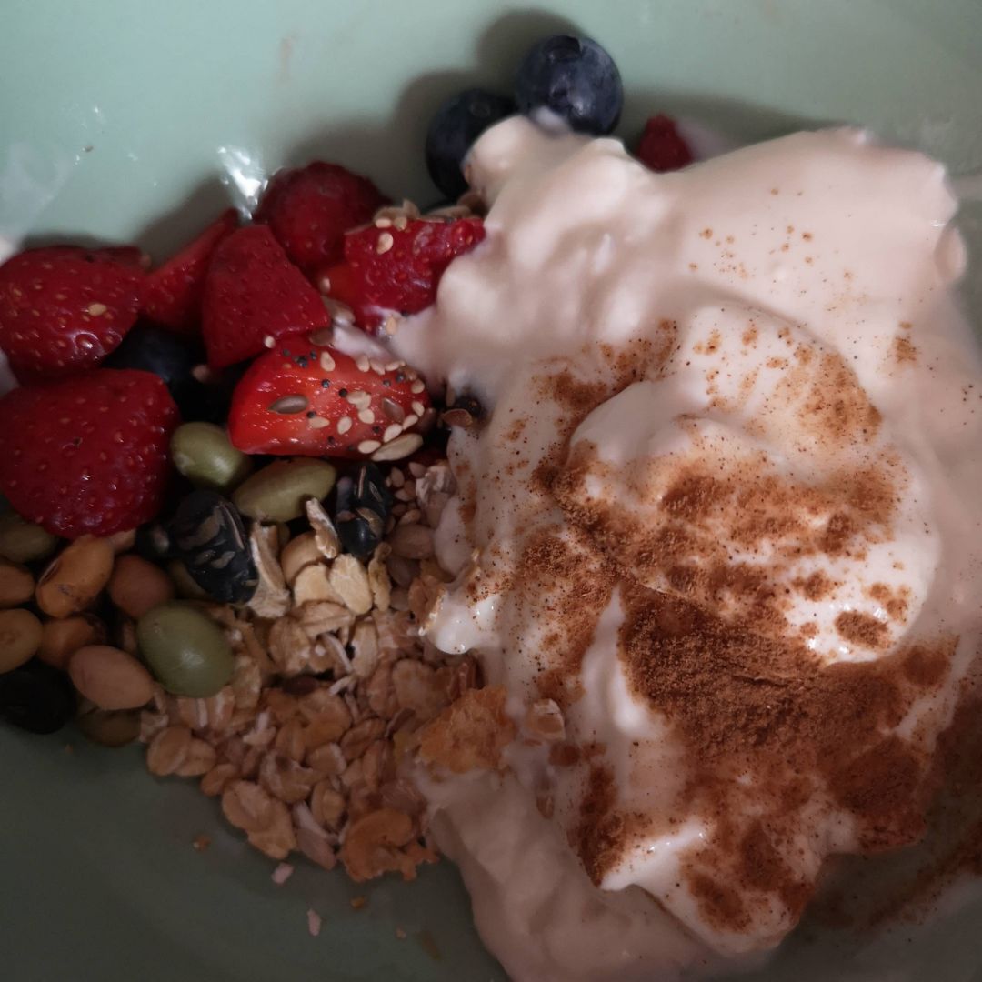 Skyr con frutos rojos, cereales, frutos secos y semillas Skyr con frutos rojos, cereales, frutos secos y semillas