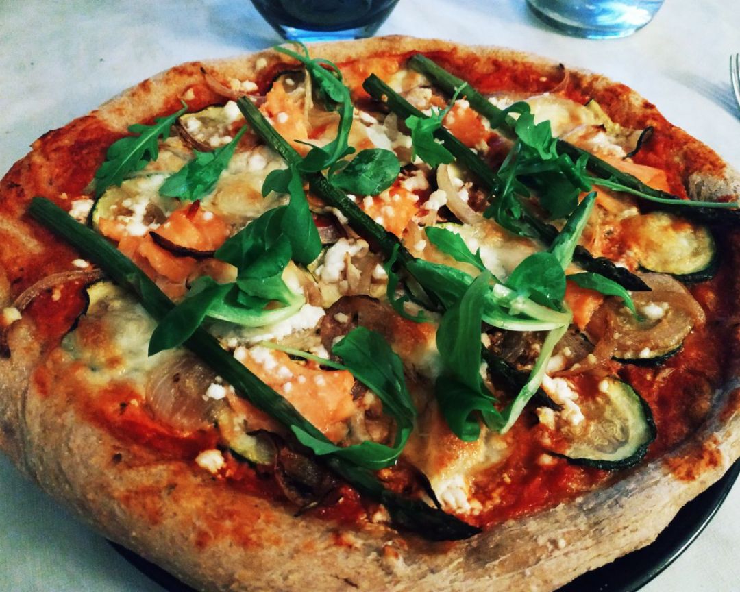 Pizza de verduras y salmón ahumado Pizza de verduras y salmón ahumado