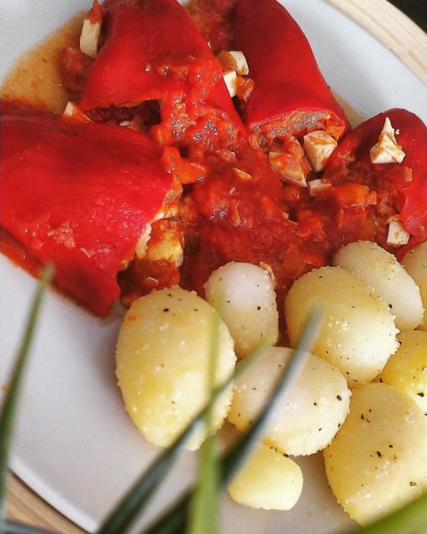 Pimientos del piquillo rellenos y patatitas Pimientos del piquillo rellenos y patatitas