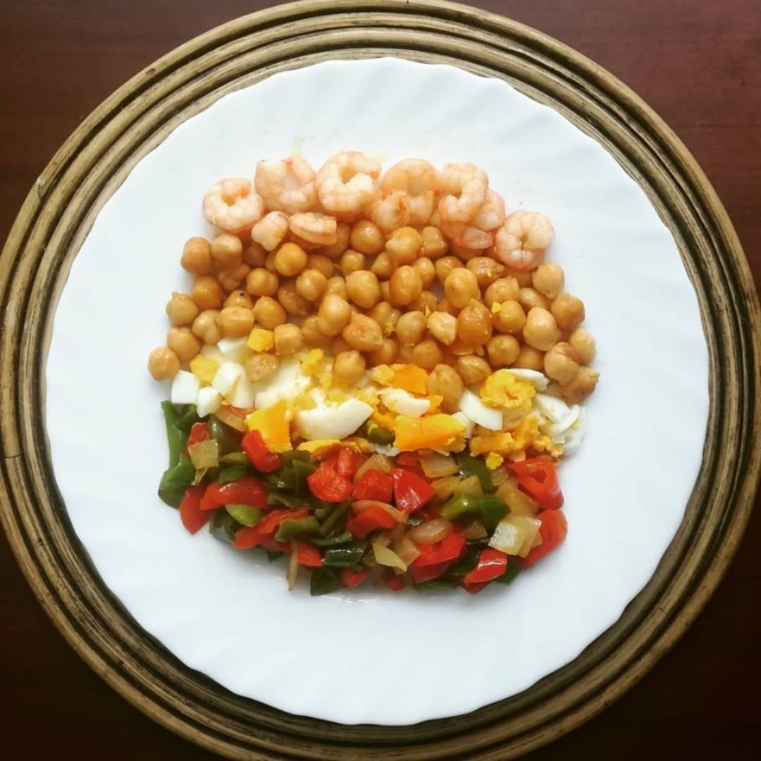 Ensalada templada de garbanzos y gambas 😬 Ensalada templada de garbanzos y gambas 😬