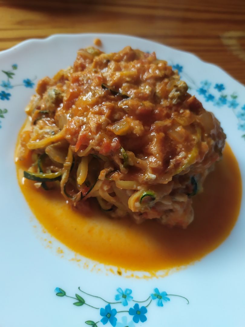 Spaguetti de calabacín con tomate, atún y gorgonzola Spaguetti de calabacín con tomate, atún y gorgonzola