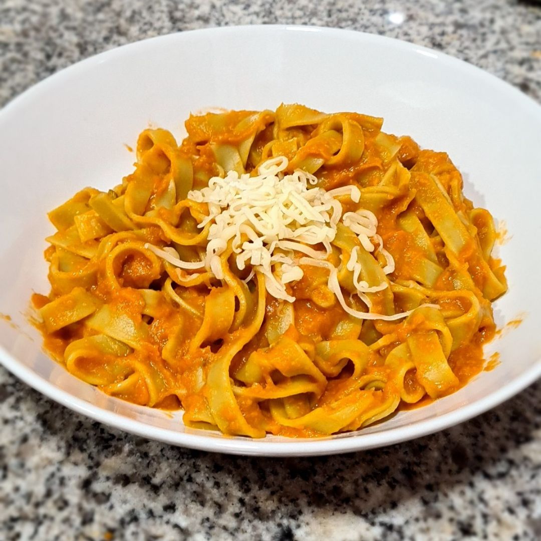 Pasta de espinacas con verduras.