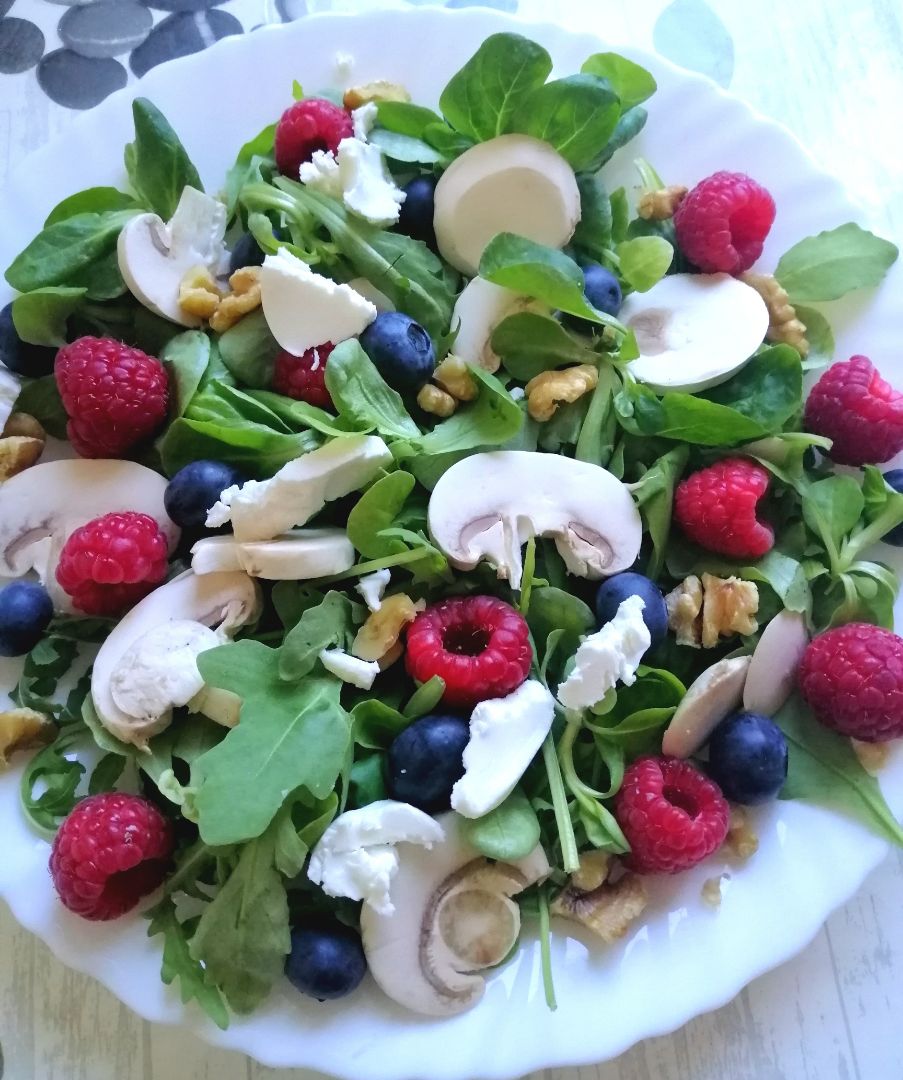 Ensalada de champiñones, frutos rojos y queso de cabra 🥗🍓🧀 Ensalada de champiñones, frutos rojos y queso de cabra 🥗🍓🧀