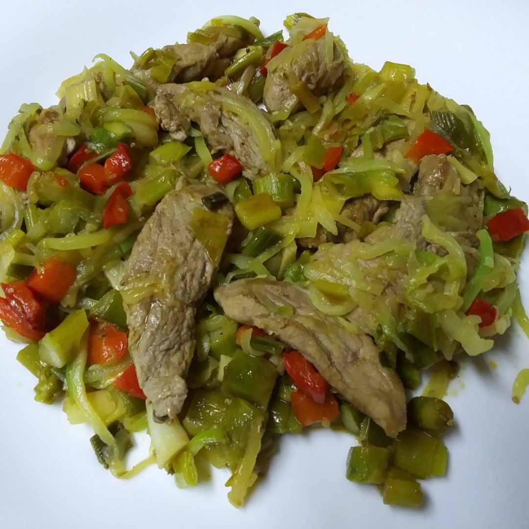 Solomillo de cerdo con salteado de verduras y fiedeos de calabacín Solomillo de cerdo con salteado de verduras y fiedeos de calabacín
