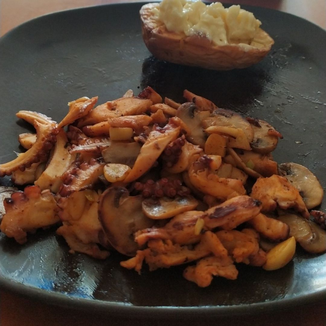Pulpo con champiñones Pulpo con champiñones