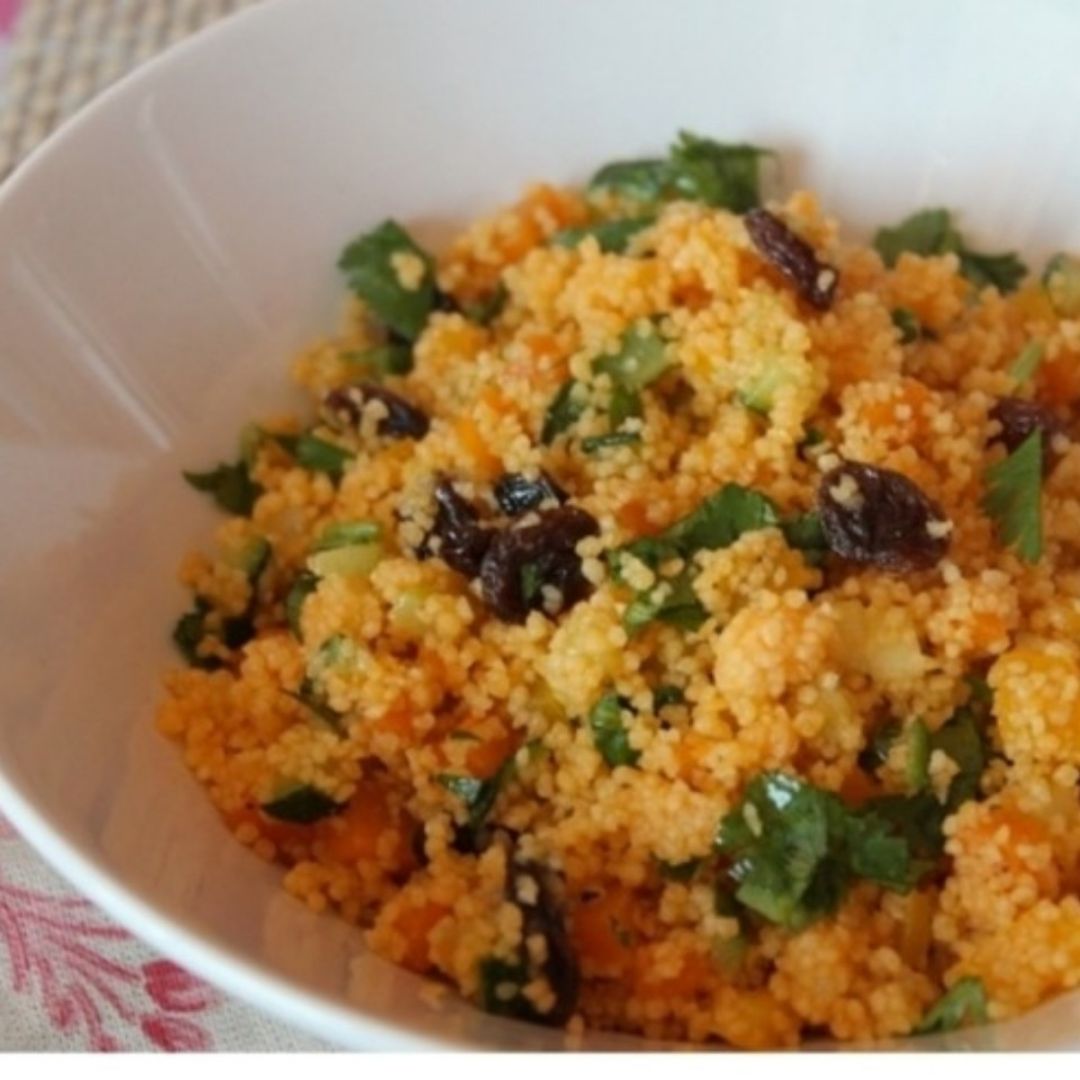 Cuscús con carne, verduras y pasas