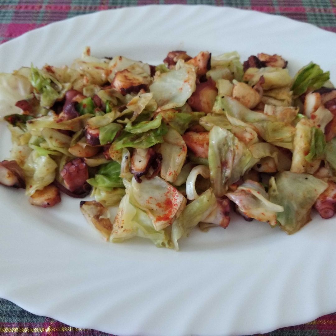 Salteado de repollo blanco con pulpo Salteado de repollo blanco con pulpo