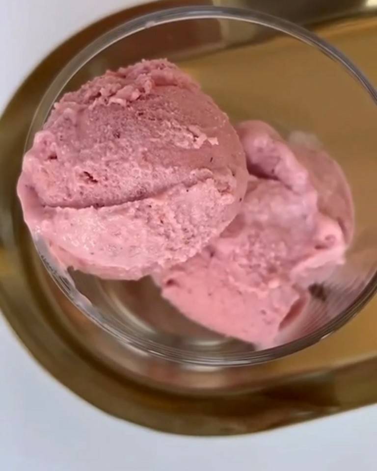 Helado de fresa y plátano sin azúcar añadido y sin lactosa Helado de fresa y plátano sin azúcar añadido y sin lactosa