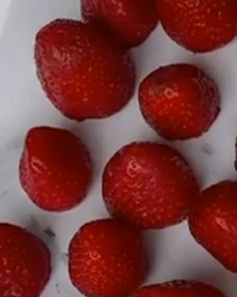 Helado de fresa y plátano sin azúcar añadido y sin lactosa Paso 1 Helado de fresa y plátano sin azúcar añadido y sin lactosa Paso 1