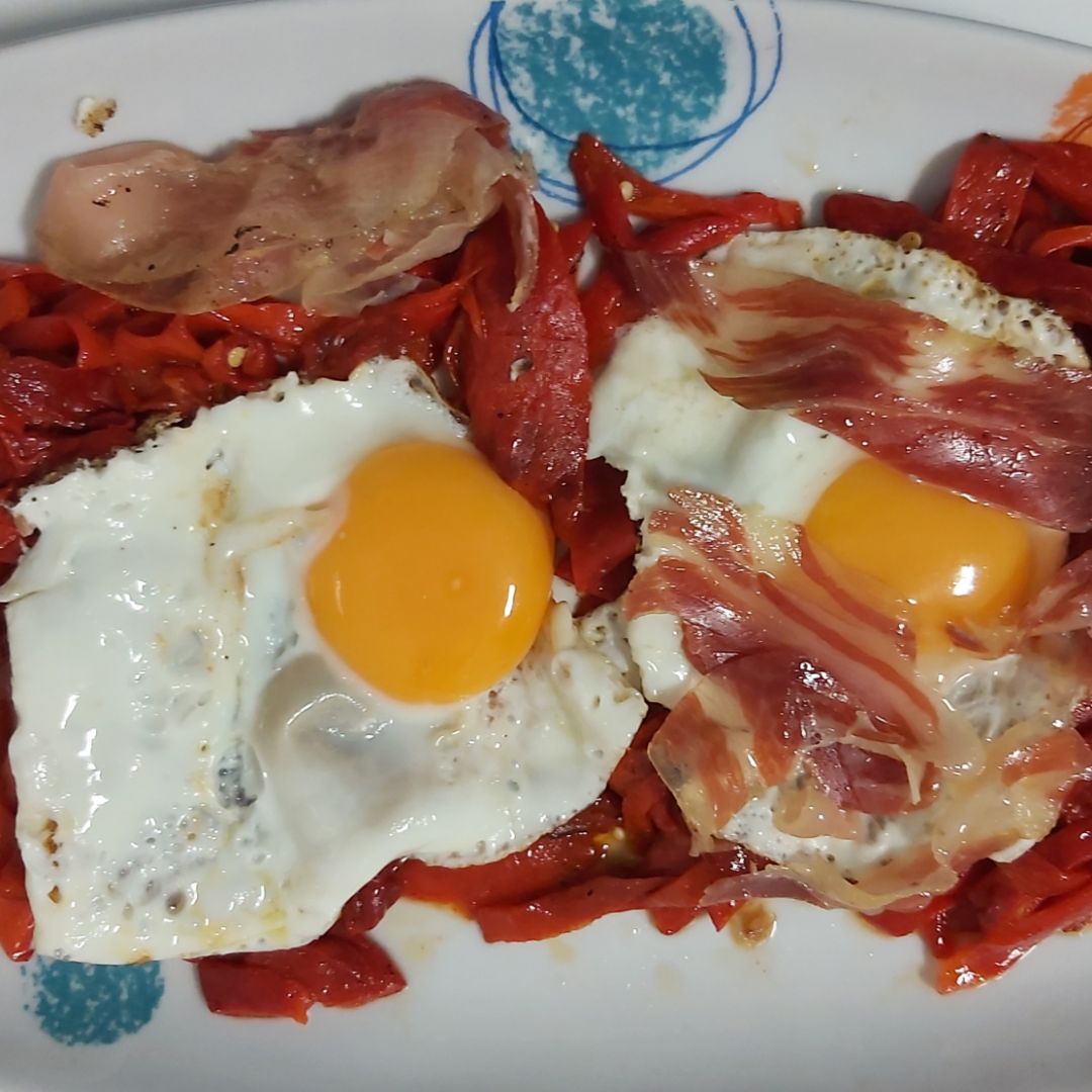 Huevos con pimientos y jamón Huevos con pimientos y jamón