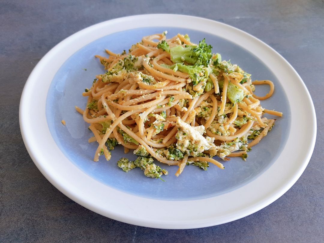 Pasta integral con brocoli Pasta integral con brocoli