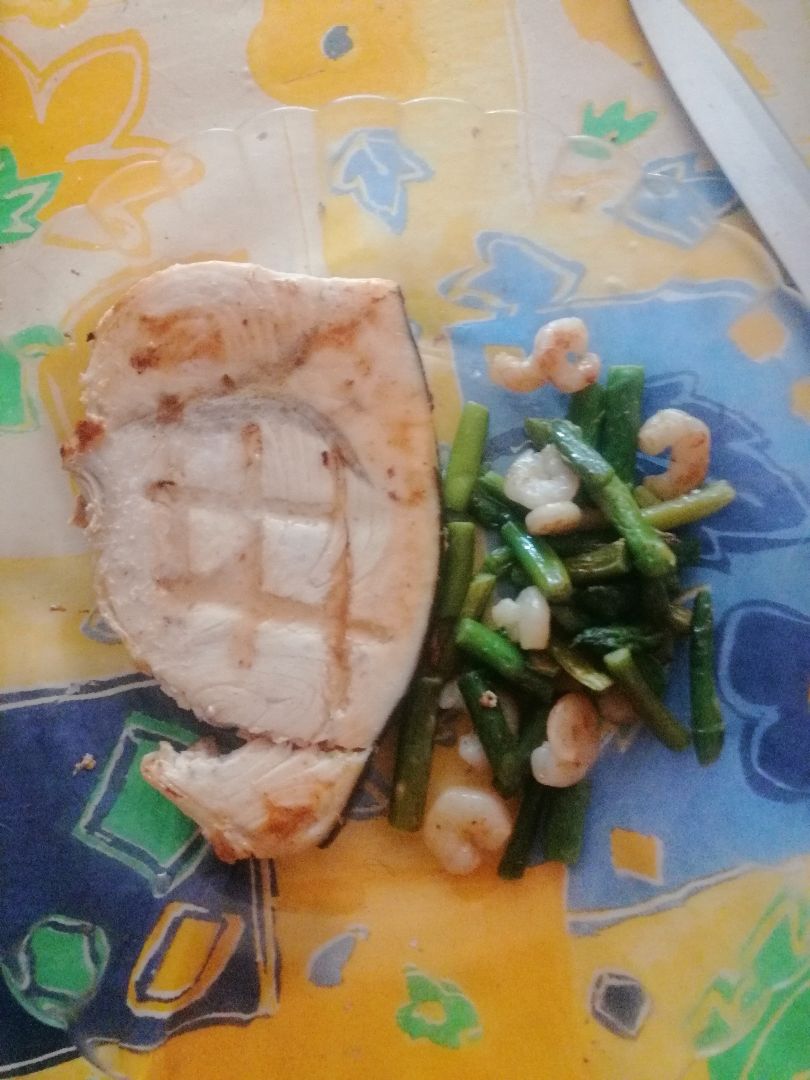 Emperador con revuelto de espárragos y gambas Emperador con revuelto de espárragos y gambas