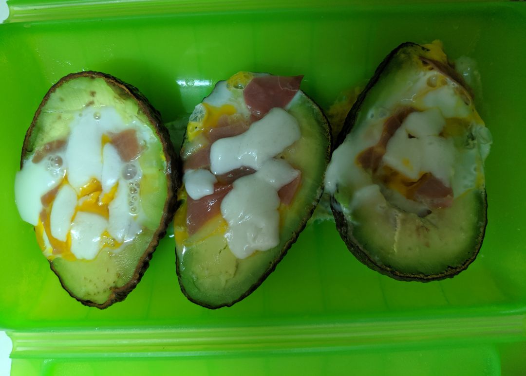 Aguacate con huevo, jamón y queso al Lékué Aguacate con huevo, jamón y queso al Lékué