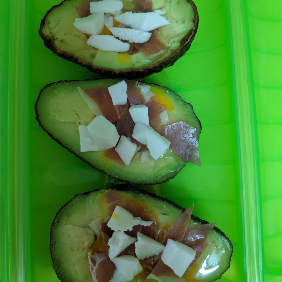 Aguacate con huevo, jamón y queso al Lékué Paso 1 Aguacate con huevo, jamón y queso al Lékué Paso 1