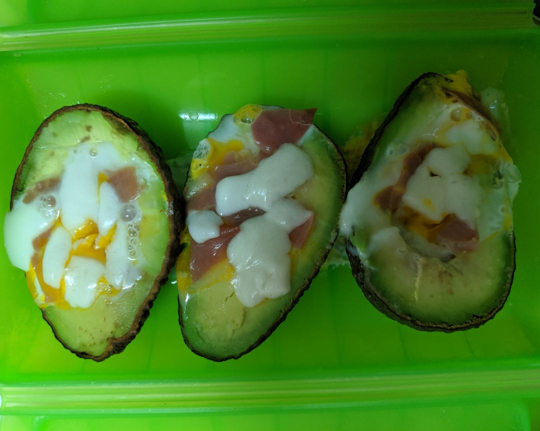 Aguacate con huevo, jamón y queso al Lékué Paso 2 Aguacate con huevo, jamón y queso al Lékué Paso 2