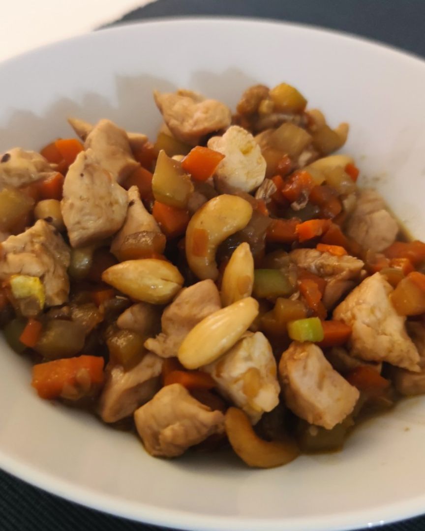 Pollo con verduras, almendras y soja Pollo con verduras, almendras y soja