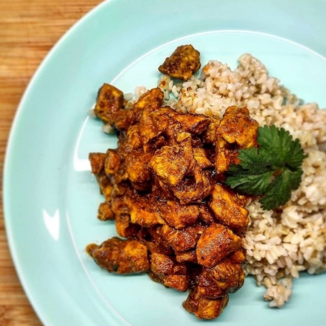 Pollastre amb salseta d'espècies, garam masala i arròs integral // Pollo con salsa de especias, garam masala y arroz integral Pollastre amb salseta d'espècies, garam masala i arròs integral // Pollo con salsa de especias, garam masala y arroz integral