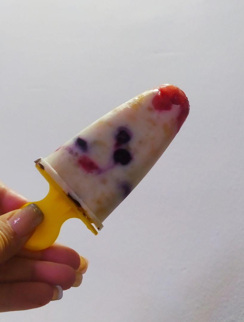 Helado de plátano, fresas, arándanos y yogurt natural. Helado de plátano, fresas, arándanos y yogurt natural.