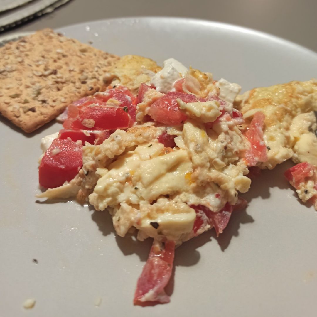 Tortilla proteica con tomate y queso feta Tortilla proteica con tomate y queso feta