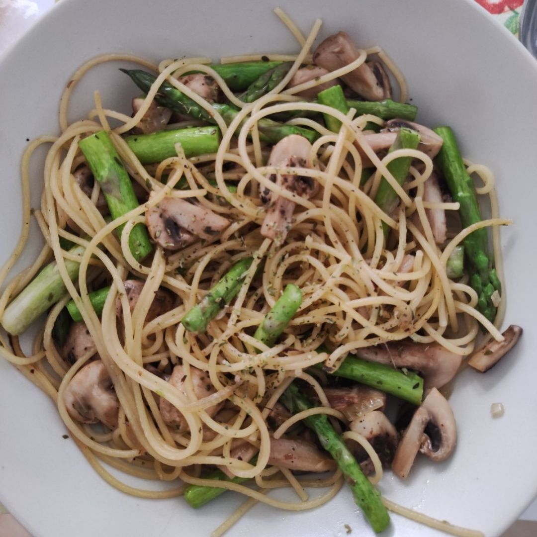 Espaguetis con trigueros y champiñones Espaguetis con trigueros y champiñones