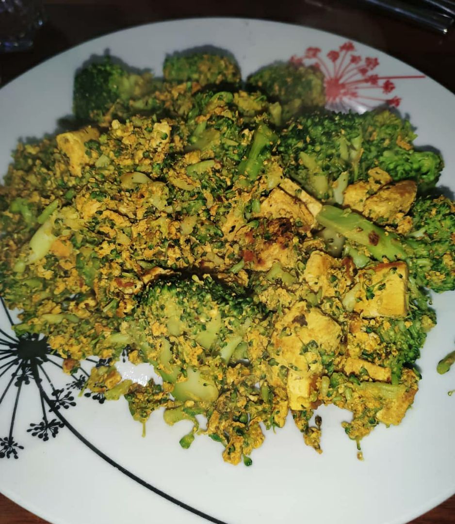 Revuelto de brócoli y tofu al curry. Revuelto de brócoli y tofu al curry.