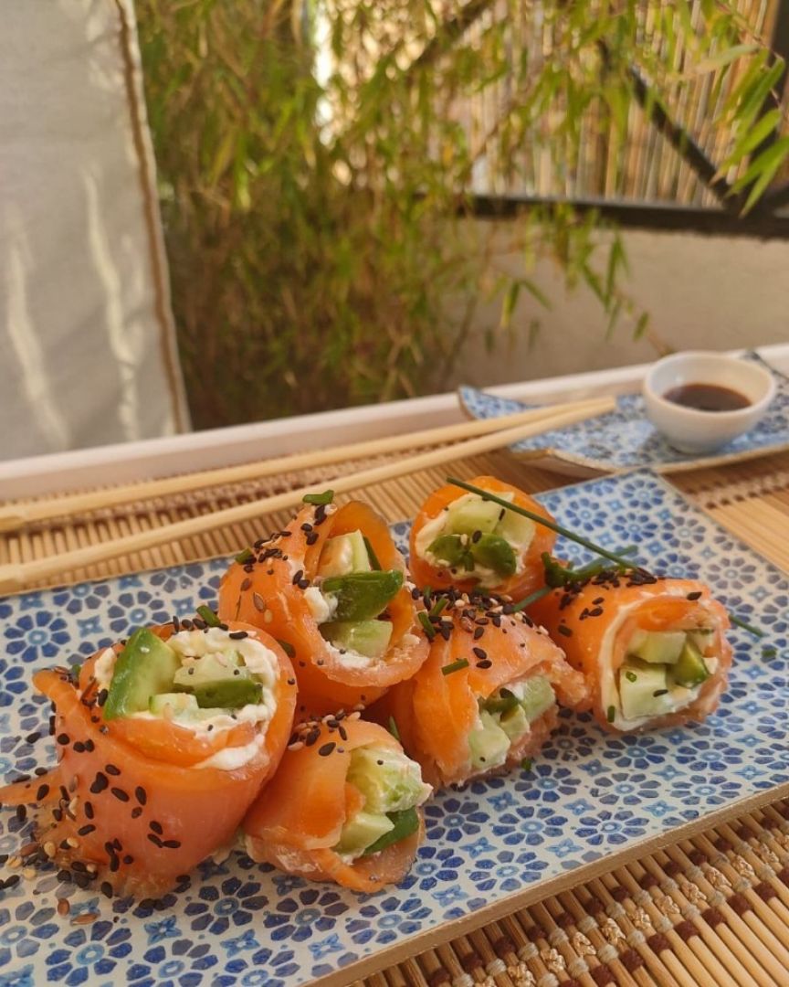 Rolls de salmón con vajilla "Decoupage y Olé"