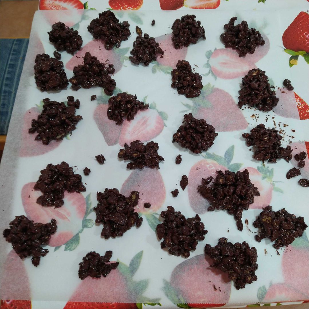 Rocas de chocolate negro y cereales Rocas de chocolate negro y cereales