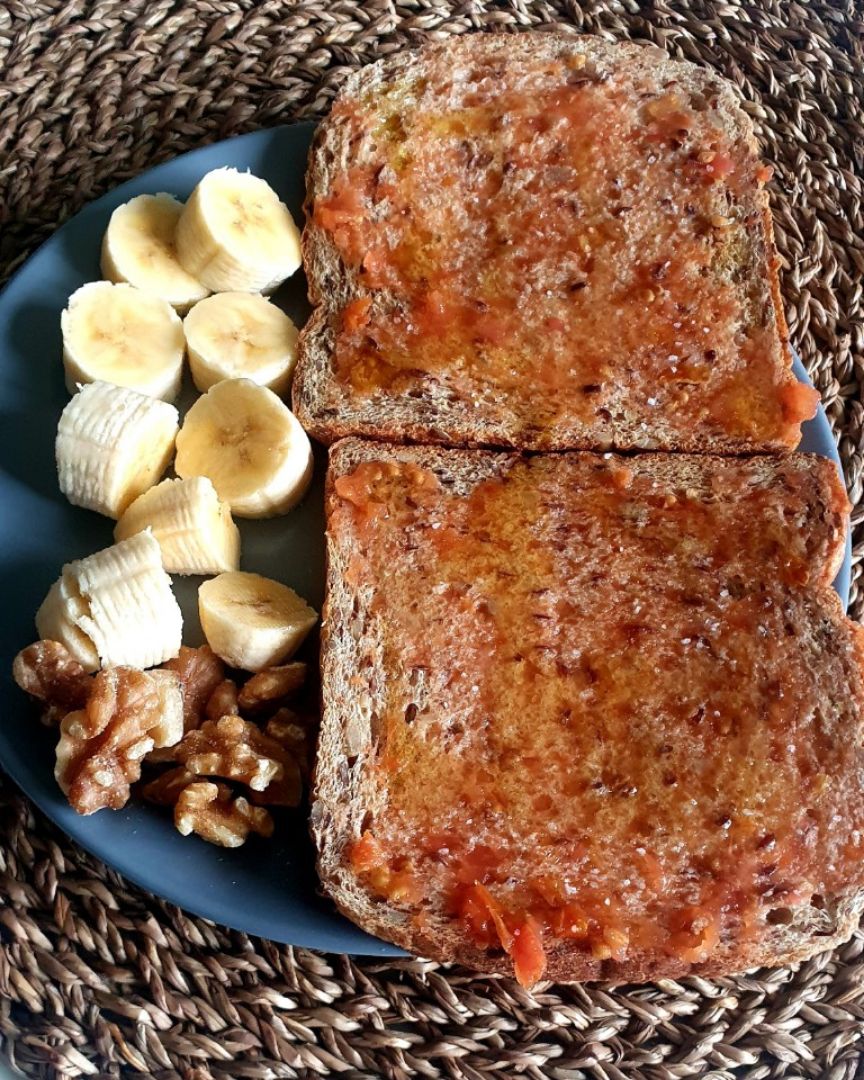 Tostadas de tomate aceite y sal, con plátano y nueces