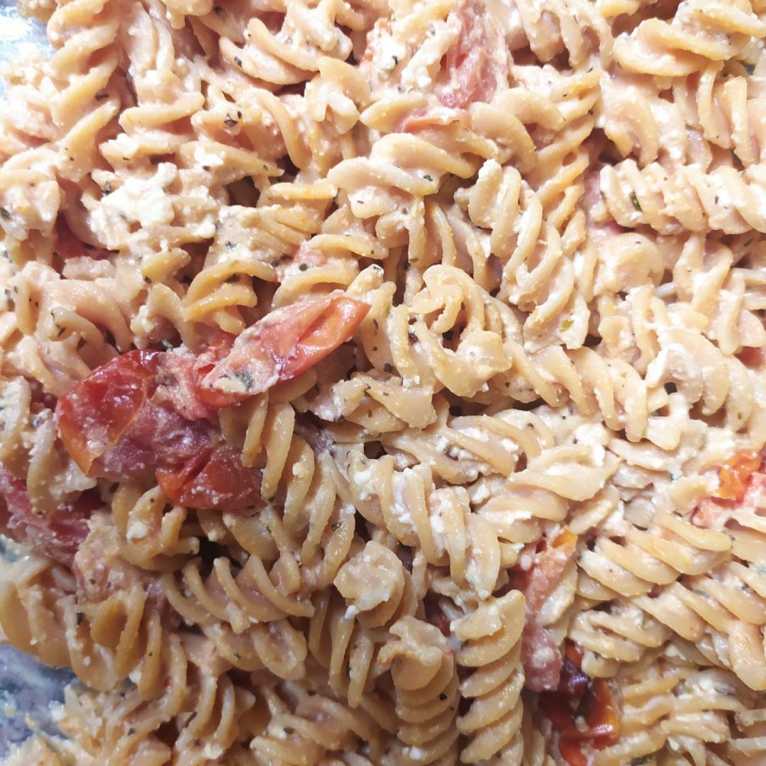 Espirales de lenteja con tomate y feta