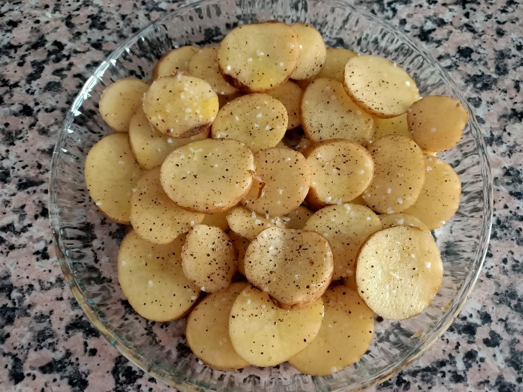 Patatas al horno con pollo y queso fundido Paso 1